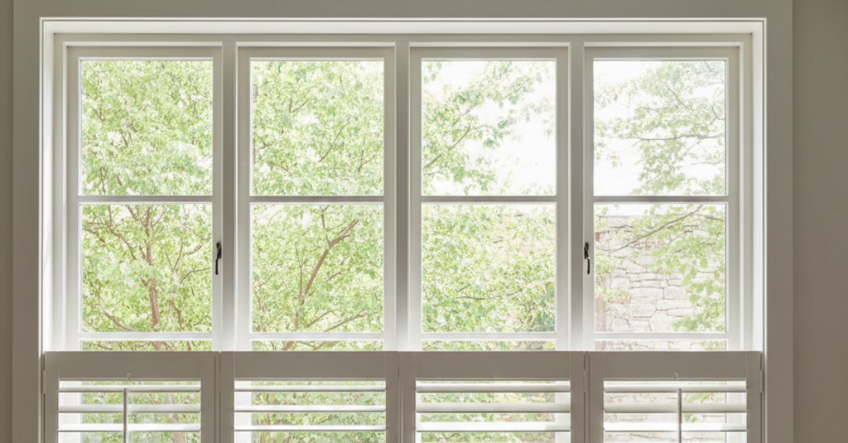 تركيب شتر نوافذ داخلي بنظام "كافيه ستايل" يغطي الجزء السفلي فقط من النافذة، ليسمح بمرور الضوء الطبيعي من الأعلى مع الحفاظ على الخصوصية.