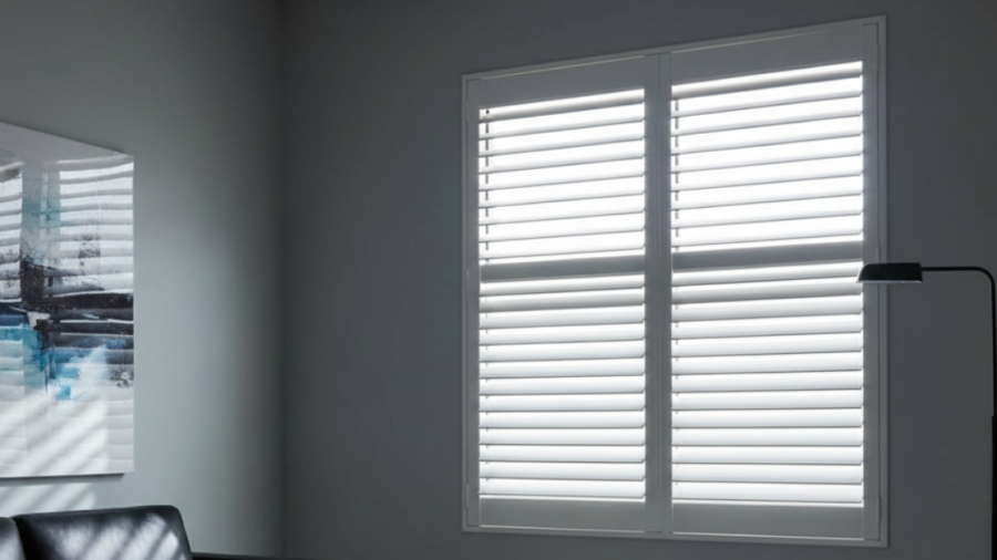 تصميم عصري لغرفة معيشة تحتوي على شتر نوافذ داخلي مغلق جزئياً، يوضح كيفية التحكم في الظلال وتوجيه أشعة الشمس داخل الغرفة.