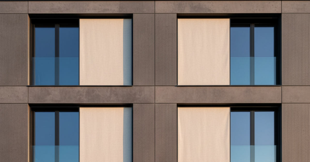 تصميم معماري لنوافذ تستخدم شتر قماشي (Screen) منزلق، يعكس أهمية اختيار النوع المتوافق مع طراز المبنى للابتعاد عن أخطاء اختيار الشتر الجمالية.