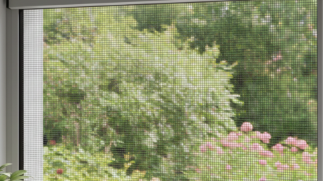 إطار نافذة حديث مُثبت عليه أفضل أنواع شبك الناموس الشفاف الذي يسمح بمرور الهواء والرؤية الواضحة.