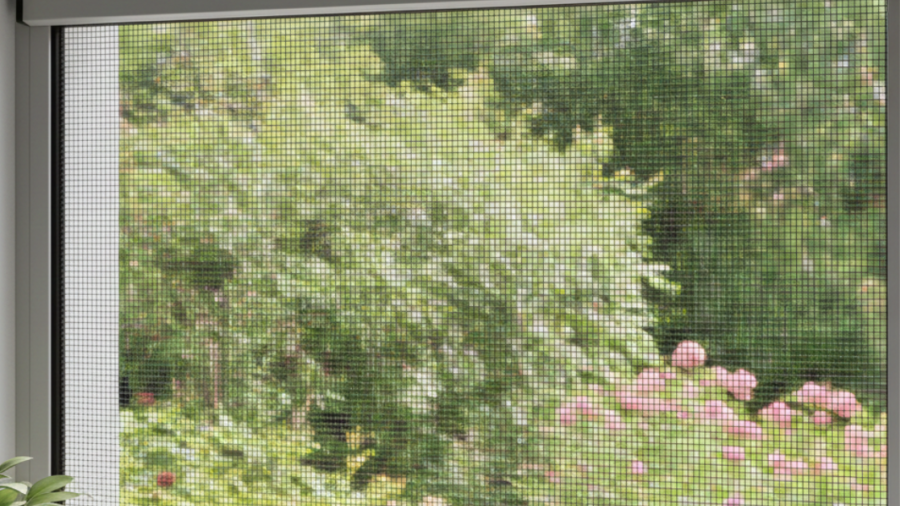 إطار نافذة حديث مُثبت عليه أفضل أنواع شبك الناموس الشفاف الذي يسمح بمرور الهواء والرؤية الواضحة.