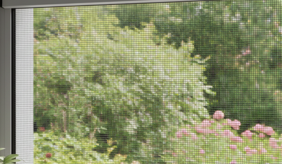 إطار نافذة حديث مُثبت عليه أفضل أنواع شبك الناموس الشفاف الذي يسمح بمرور الهواء والرؤية الواضحة.