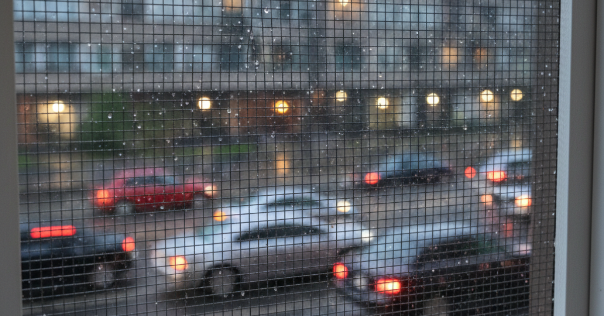 إطلالة ليلية من خلال شبك نوافذ فايبر تحمي من الحشرات مع الحفاظ على تهوية ممتازة.