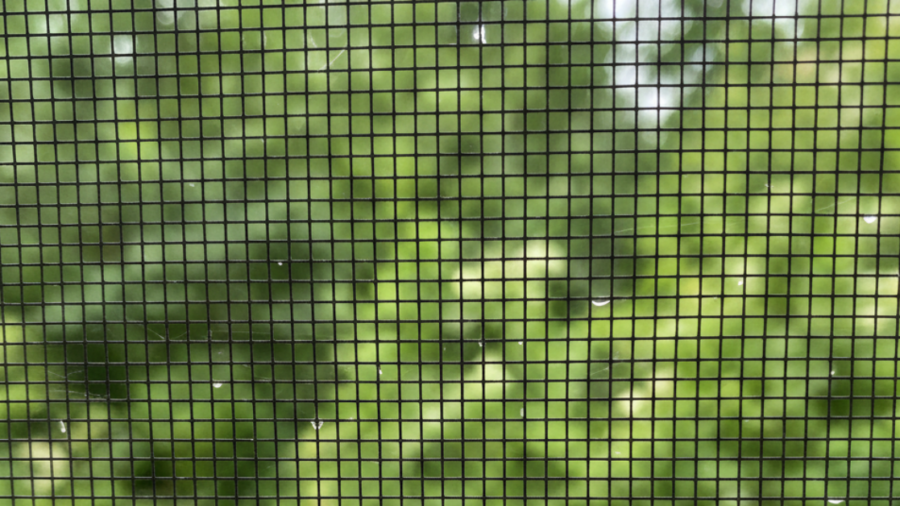 لقطة مكبرة لخيوط شبك نوافذ فايبر المرنة والمقاومة للتمزق والعوامل الجوية.