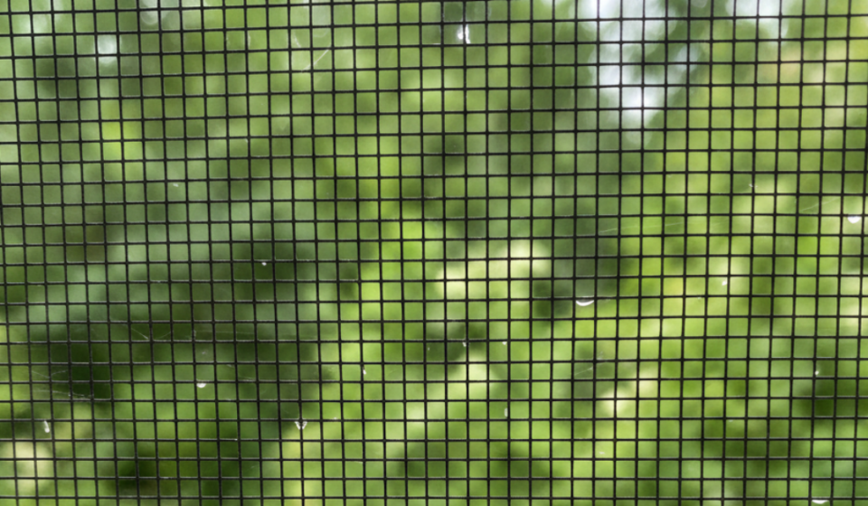 لقطة مكبرة لخيوط شبك نوافذ فايبر المرنة والمقاومة للتمزق والعوامل الجوية.