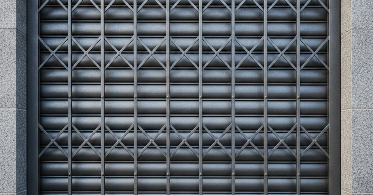 شتر شباك حماية مدعم بشبك حديدي خارجي بتصميم هندسي (مقصات) لتوفير أقصى درجات الحماية والأمان للمباني والمنشآت.