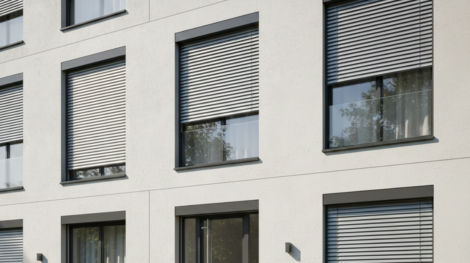 واجهة مبنى سكني حديث تظهر فوائد الشترات الألمنيوم في توفير العزل الصوتي والخصوصية للسكان.