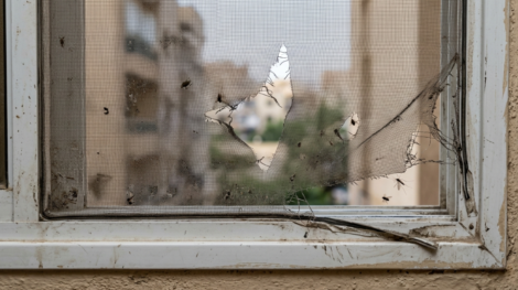 شبكة نافذة تالفة وممزقة بالكامل تبرز عيوب شبك الناموس التقليدي وسهولة قطعه.